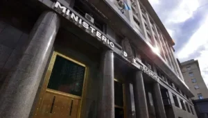 El Gobierno ajustó un 8% el gasto público en el mes de agosto con un fuerte impacto en los fondos provinciales