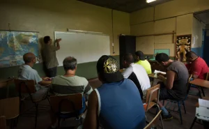 Personas estudiando en contexto de encierro