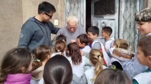 Alumnos le cantaron el cumpleaños a un vecino de 93 años y el video viral emocionó a todos