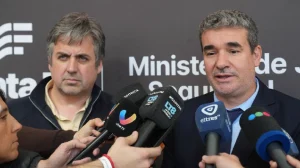 Banderas mafiosas en escuelas de Rosario: 54 allanamientos arrojan 14 detenidos, 15 armas y drogas