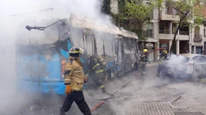 El incendio de un colectivo del trolebús sorprendió este domingo en 3 de febrero y 1 de Mayo, zona centro. Se desconocen las causas del siniestro.