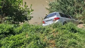 San Lorenzo: un coche fúnebre cayó por una barranca y quedó a metros del arroyo