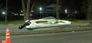 Increíble accidente en Zona Oeste: una lancha se desprendió de un tráiler e impactó contra un auto