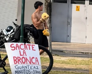 3000 pesos para "descargar la bronca", la original iniciativa de un joven en La Matanza