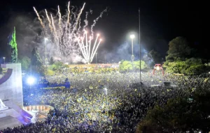 Miles de hinchas de Central celebraron en el Monumento la obtención de la Supercopa Internacional