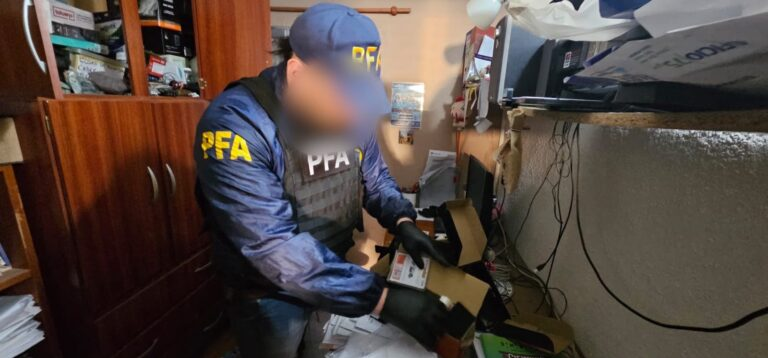 Allanan dos viviendas por mensajes antisemitas y secuestraron un arma