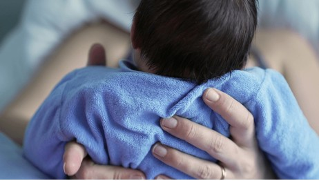 Procesan a otra partera por la supresión de identidad de bebés recién nacidos