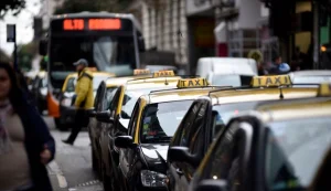 Proponen una nueva categoría de choferes de taxis para desalentar la venta de chapas