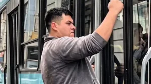 Zona Centro: pasajero rompe la puerta de un colectivo a las piñas