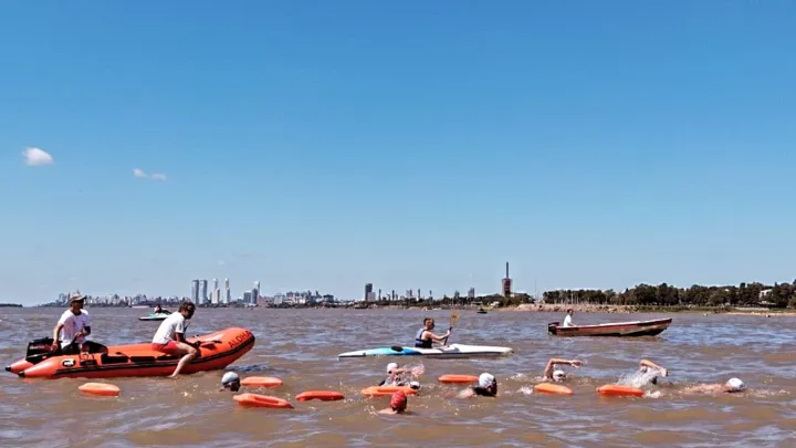 Decenas de aspirantes a guardavidas de Rosario cruzaron a nado el río Paraná
