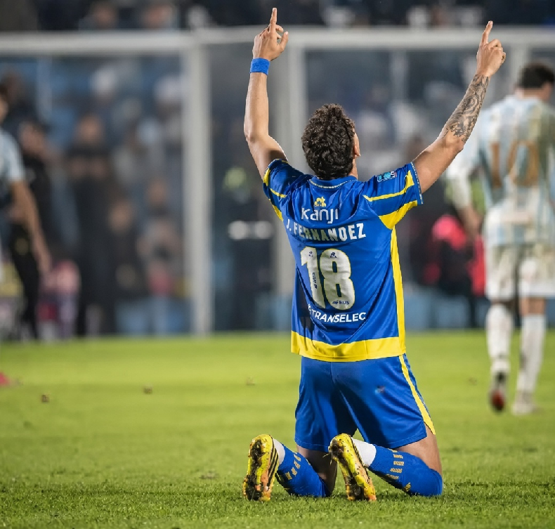 Central le ganó a Atlético Tucumán en un partido electrizante y sigue dando pelea