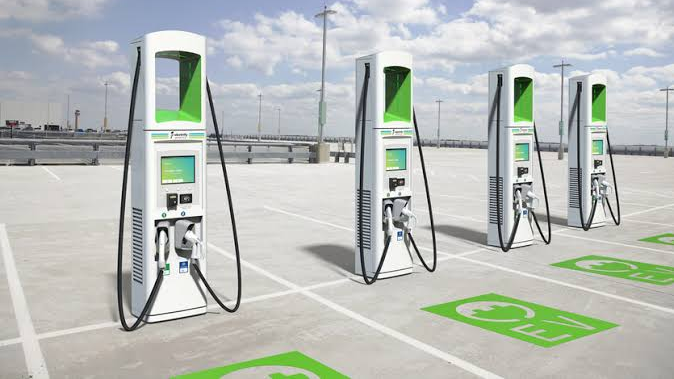 YPF y Tesla planifican rutas con supercargadores para autos eléctricos desde Rosario