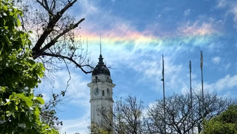 Un "arcoiris de fuego" sorprendió a Rosario este martes; a qué se debe este fenómeno