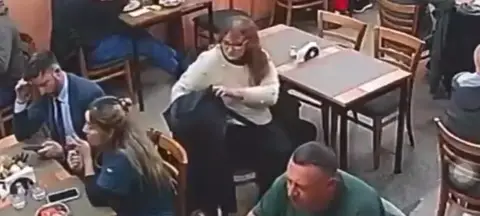 Córdoba: el mozo de un restaurante frustra el robo de la cartera de una clienta