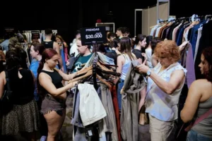 Público recorriendo el Outlet Rosario