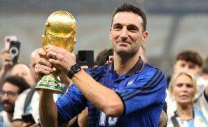 scaloni sosteniendo la copa del mundo