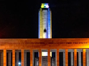 El Monumento homenajea al Papa Francisco.