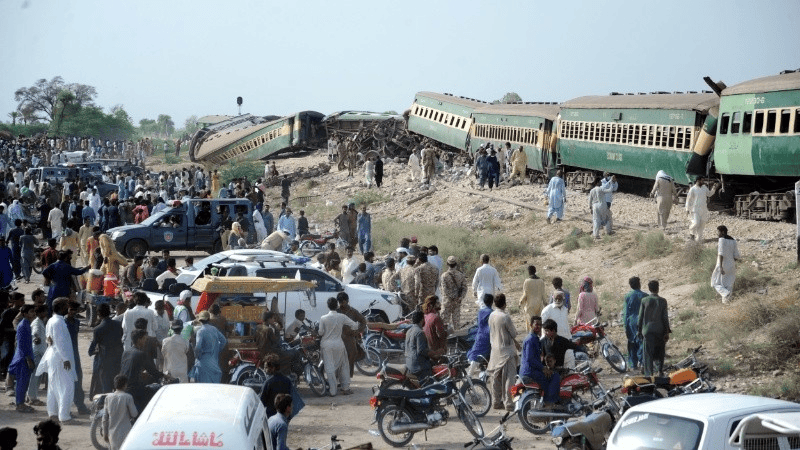 Descarrilló un tren en Pakistán y hay más de 30 muertos