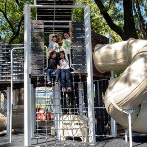 Niños disfrutan del Parque Mitre