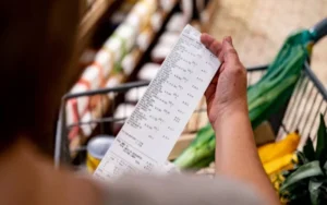 A partir de enero, los tickets de compra deberán detallar cuánto se paga de impuestos