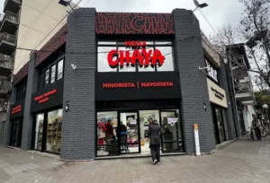 Frente del local Mega Chaya en barrio Abasto, Rosario