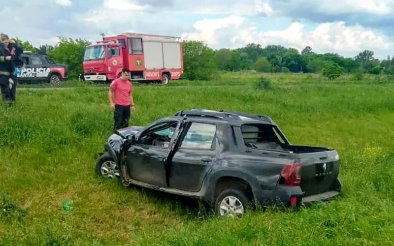Accidente fatal en la autopista: una mujer murió tras chocar en camioneta con un camión en Roldán