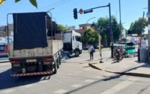 Accidente fatal: una ciclista murió al ser atropellada por un camión 