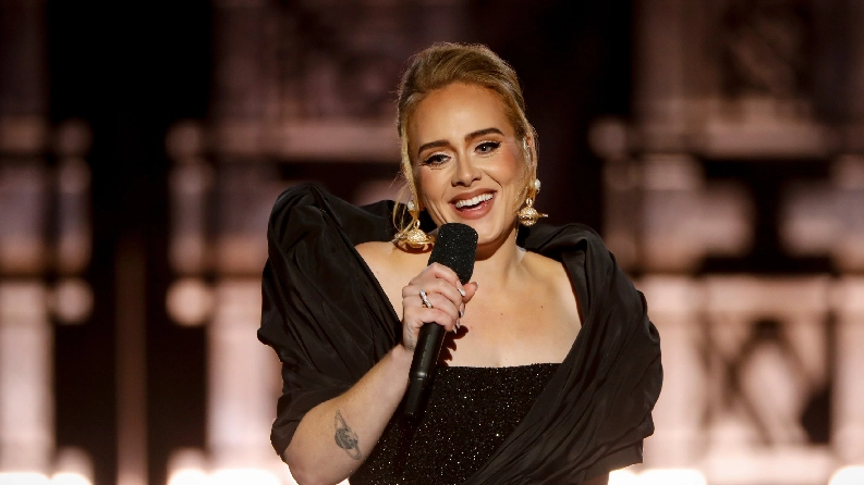 La cantante británica Adele aseguró que después de sus próximos compromisos en Las Vegas se tomará unas largas vacaciones.