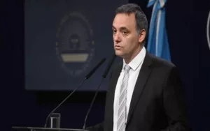 Adorni aseguró que el Gobierno evitó la hiperinflación