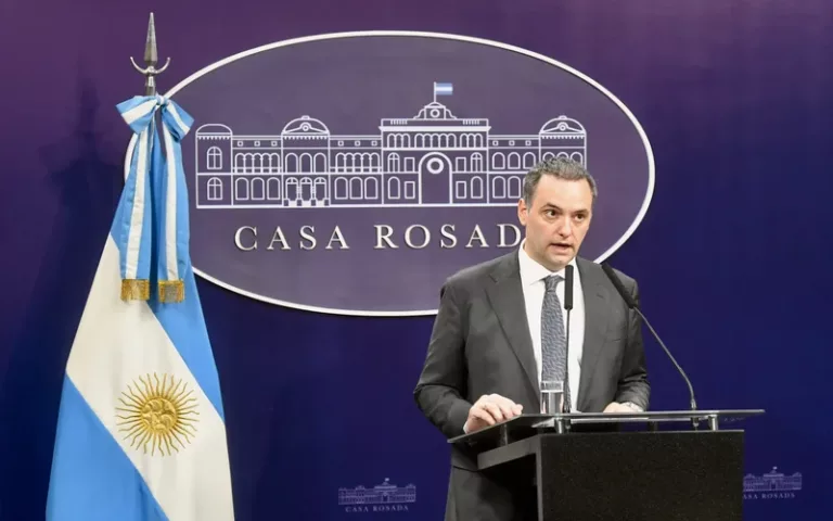 Adorni confirmó que los trabajadores podrán elegir su obra social 