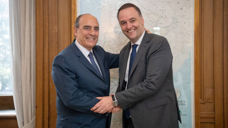 Adorni y Santilli asumen tras la salida de Francos y Catalán.