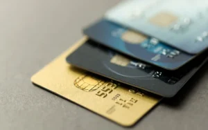 Advierten que se modificaron las fechas de vencimiento en las tarjetas de crédito