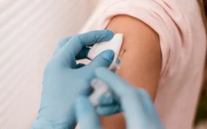 Advierten sobre la baja cobertura de vacunación contra la meningitis en Argentina