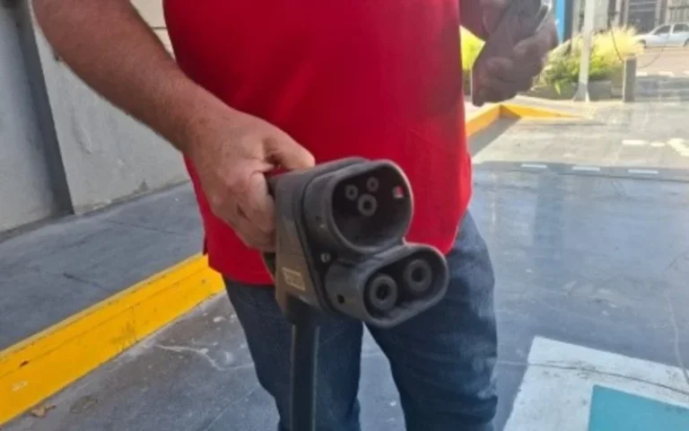 Advierten sobre la viabilidad de cargar autos eléctricos en Rosario