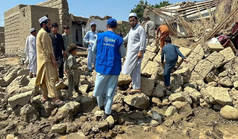 Afganistán: un terremoto mató a 812 personas y dejó 2 mil heridos.