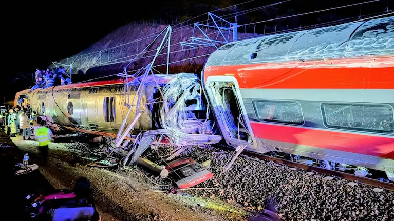 Al menos 39 muertos por el choque de dos trenes en el sur de España.