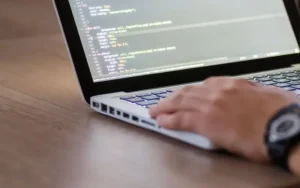 Alerta por nuevas modalidades de estafas virtuales a adultos mayores
