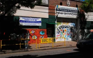 Alerta por policías que piden DNI a alumnos de la escuela Gurruchaga