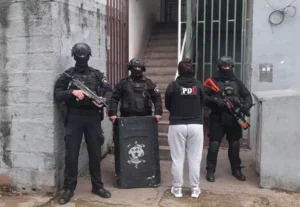 Operativo policial contra la banda Los Monos en barrio Ludueña