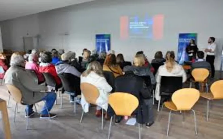 Alrededor de 200 adultos mayores se capacitaron en prevención de ciberdelitos