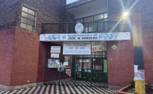 Patrullero y escuela primaria de barrio Ludueña