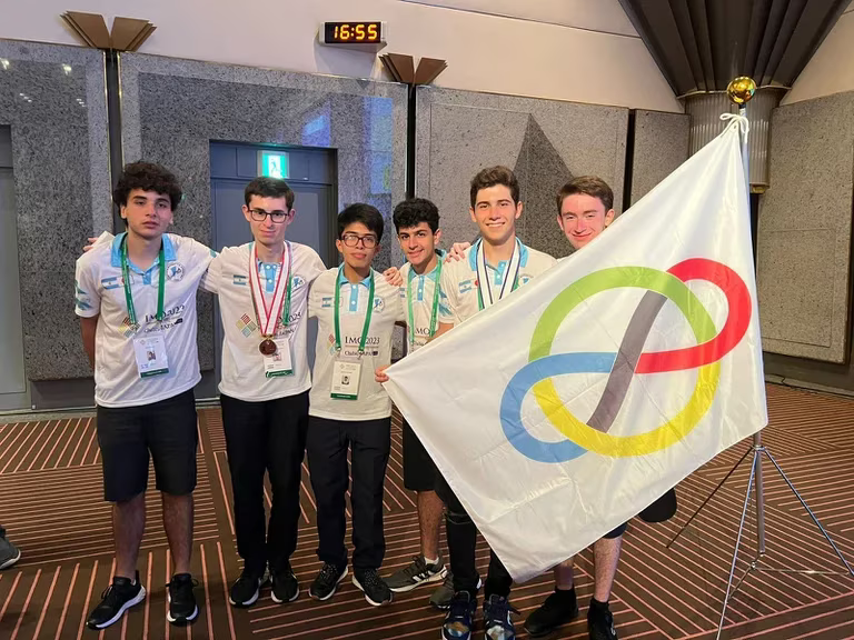 Dos alumnos obtuvieron medallas en olimpiadas de Japón