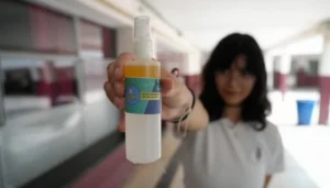 Adolescentes de cuarto año crearon repelentes orgánicos para combatir el dengue.