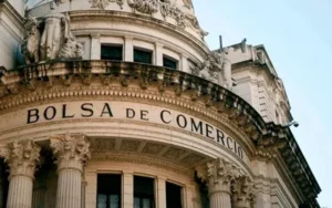 Amenaza de bomba en la Bolsa de Comercio previo a la llegada de Milei