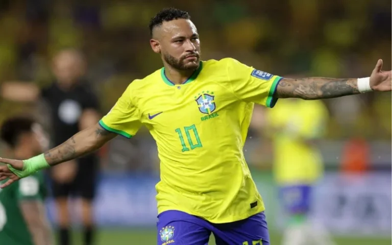 Carlo Ancelotti, próximo entrenador de la Selección de Brasil, decidió incluir a Neymar en la prelista de jugadores que comienza a perfilarse para el Mundial 2026, en un guiño fuerte al actual futbolista del Santos en medio de su regreso al fútbol brasileño.