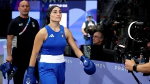 La boxeadora italiana Angela Carini se retira del box.