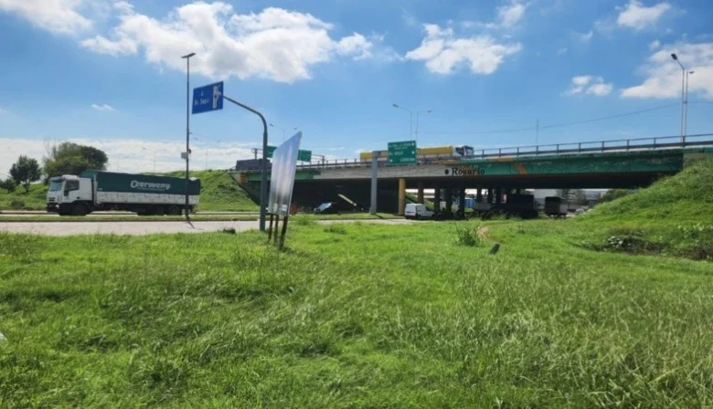 cortan el pasto en circunvalación Rosario