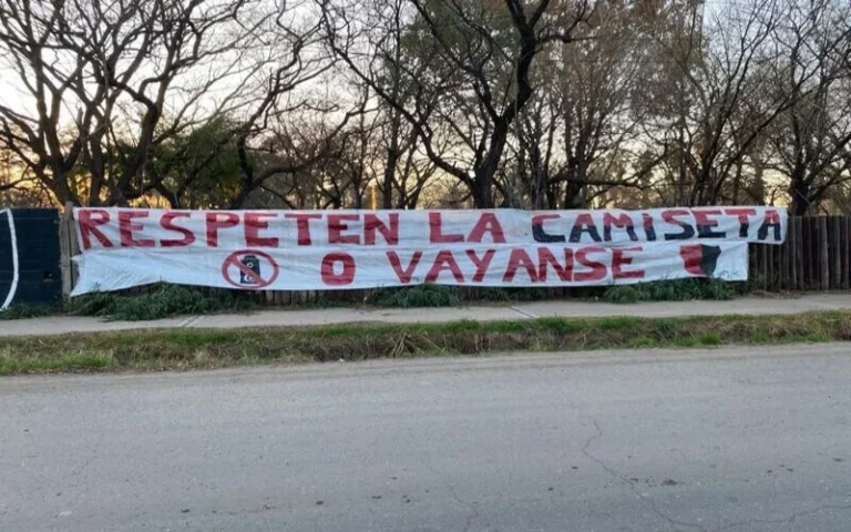 Colgaron una bandera en el predio de Newell's de Bella Vista