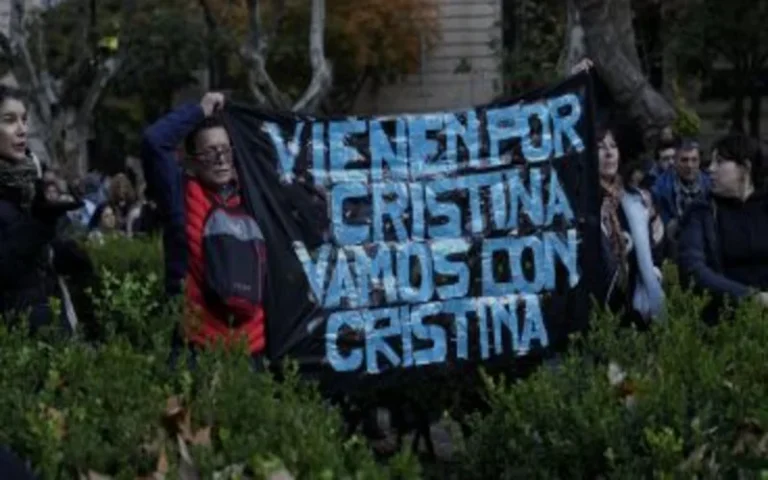 Apoyo a Cristina en Rosario: hubo concentración en plaza 25 de Mayo