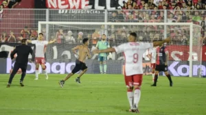 Aprehendieron a los hinchas de Newell's que invadieron el campo de juego